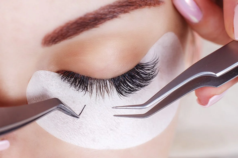 How to Apply DIY Eyelash Extensions at Home Like a Pro
