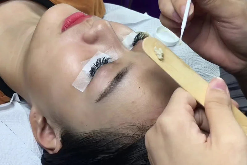 How to Safely Remove Eyelash Extensions at Home