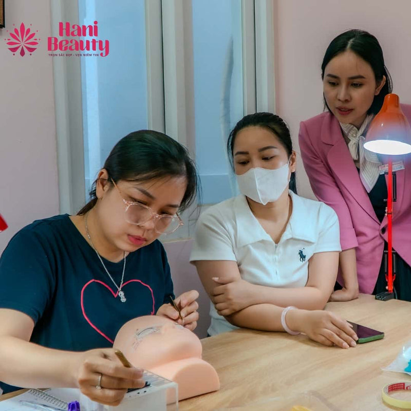 Step-By-Step: How To Use Curved Lash Tweezers Effectively