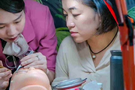 Top Benefits Of Using Eyelash Extension Glue Low Fumes