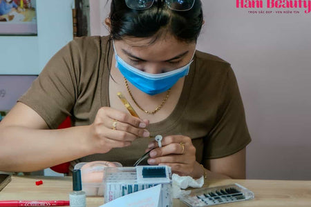 Step-By-Step: How To Use Lash Glue For Beginners Effectively