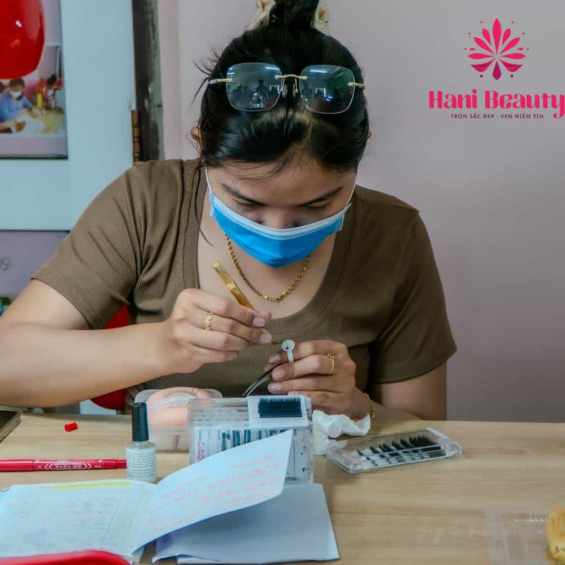 Step-By-Step: How To Use Lash Glue For Beginners Effectively